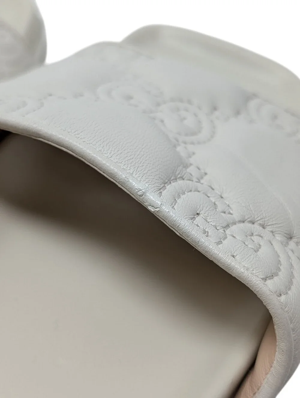 Gucci White Interlocking G Leather Quilted Embroidered Slide Sandals Size EU 39
